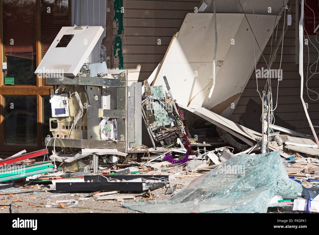 Die Szene nach einer Explosion in einem ATM-Raid in den frühen Stunden des Morgens in einem Postamt im Spondon, Derbyshire. Stockfoto