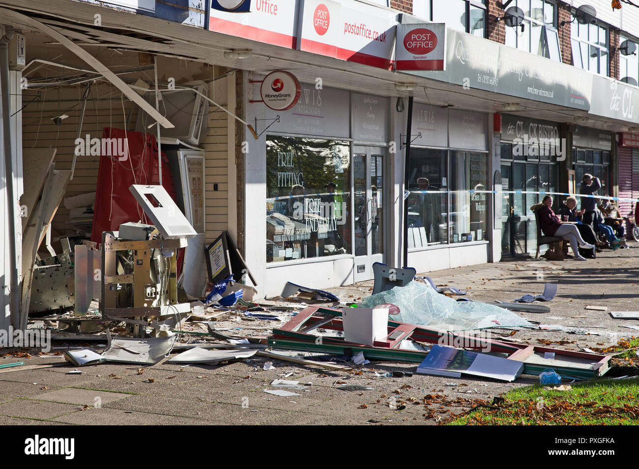 Die Szene nach einer Explosion in einem ATM-Raid in den frühen Stunden des Morgens in einem Postamt im Spondon, Derbyshire. Stockfoto