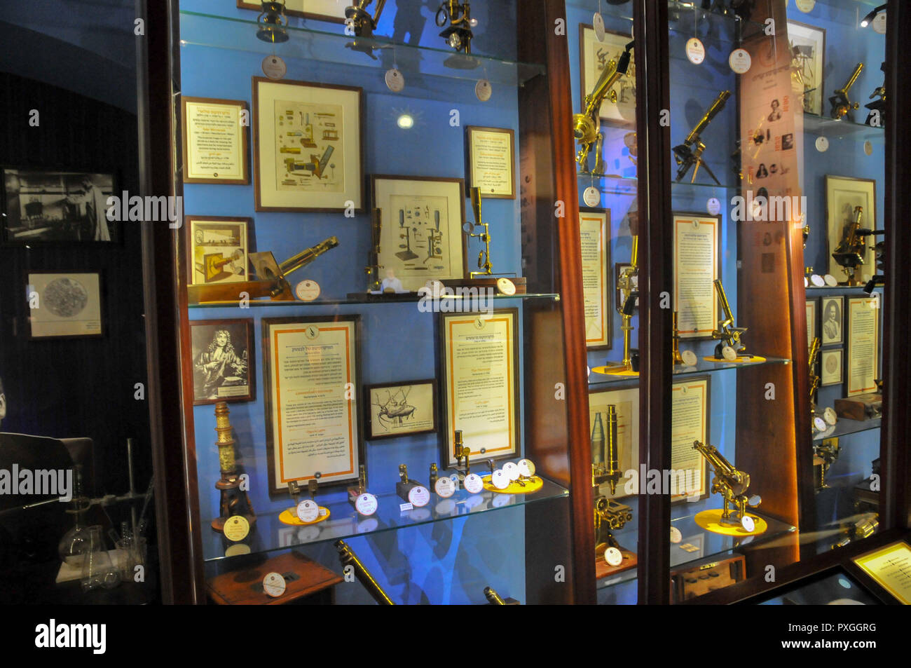 Sammlung von alten und antiken Mikroskopen an Madatech, Israelischen Nationalen Museum der Wissenschaft Technologie und Raumfahrt, Haifa, Israel Stockfoto