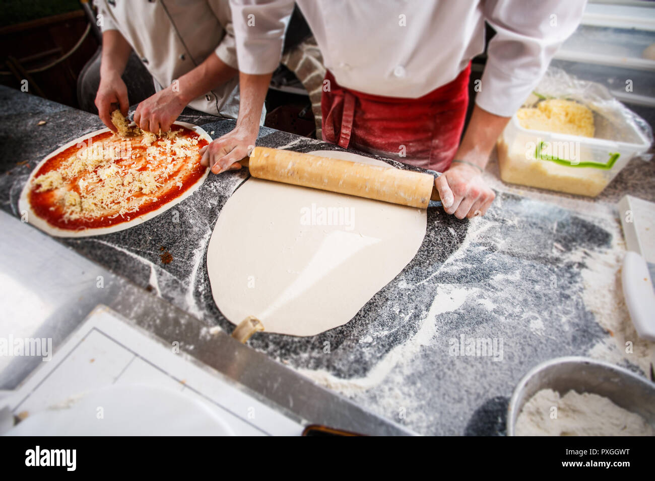 Zubereitung von Teig für Pizza. Kochen Pizza im Cafe. Stockfoto