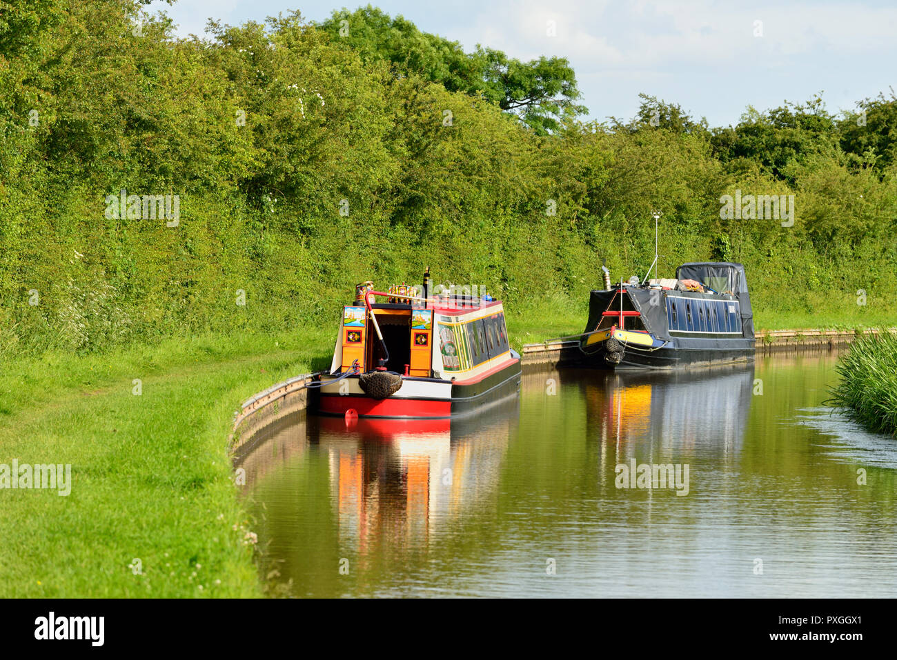 Lastkähne günstig auf einer Biegung, Ashby Canal, Warwickshire, Großbritannien Stockfoto