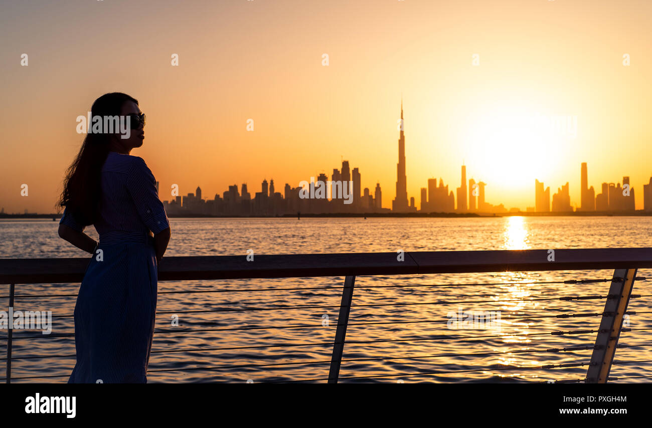 Frau genießen Sie Dubai auf Sehenswürdigkeit bei Sonnenuntergang Stockfoto