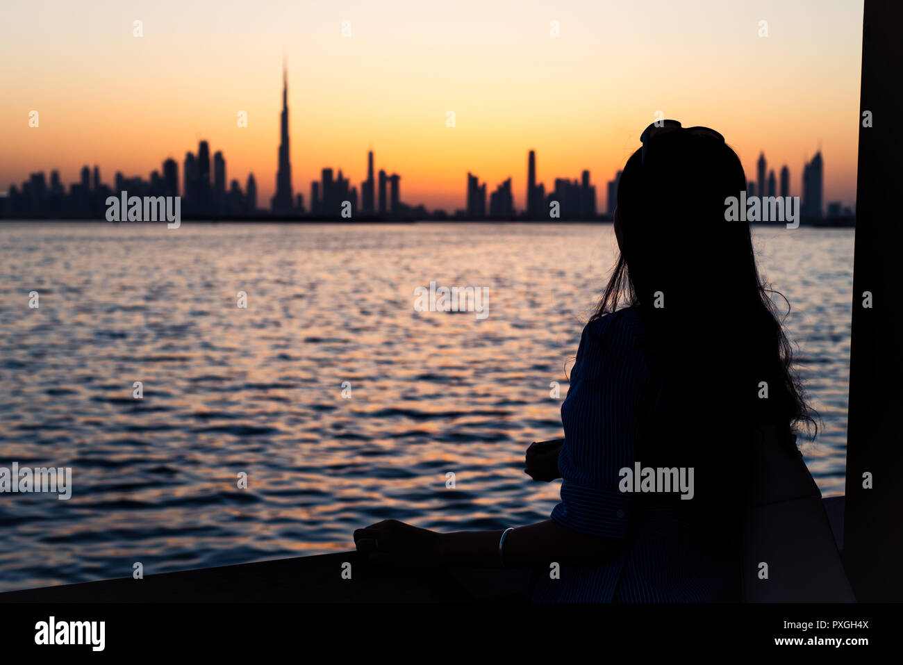 Frau genießen Sie Dubai auf Sehenswürdigkeit bei Sonnenuntergang Stockfoto