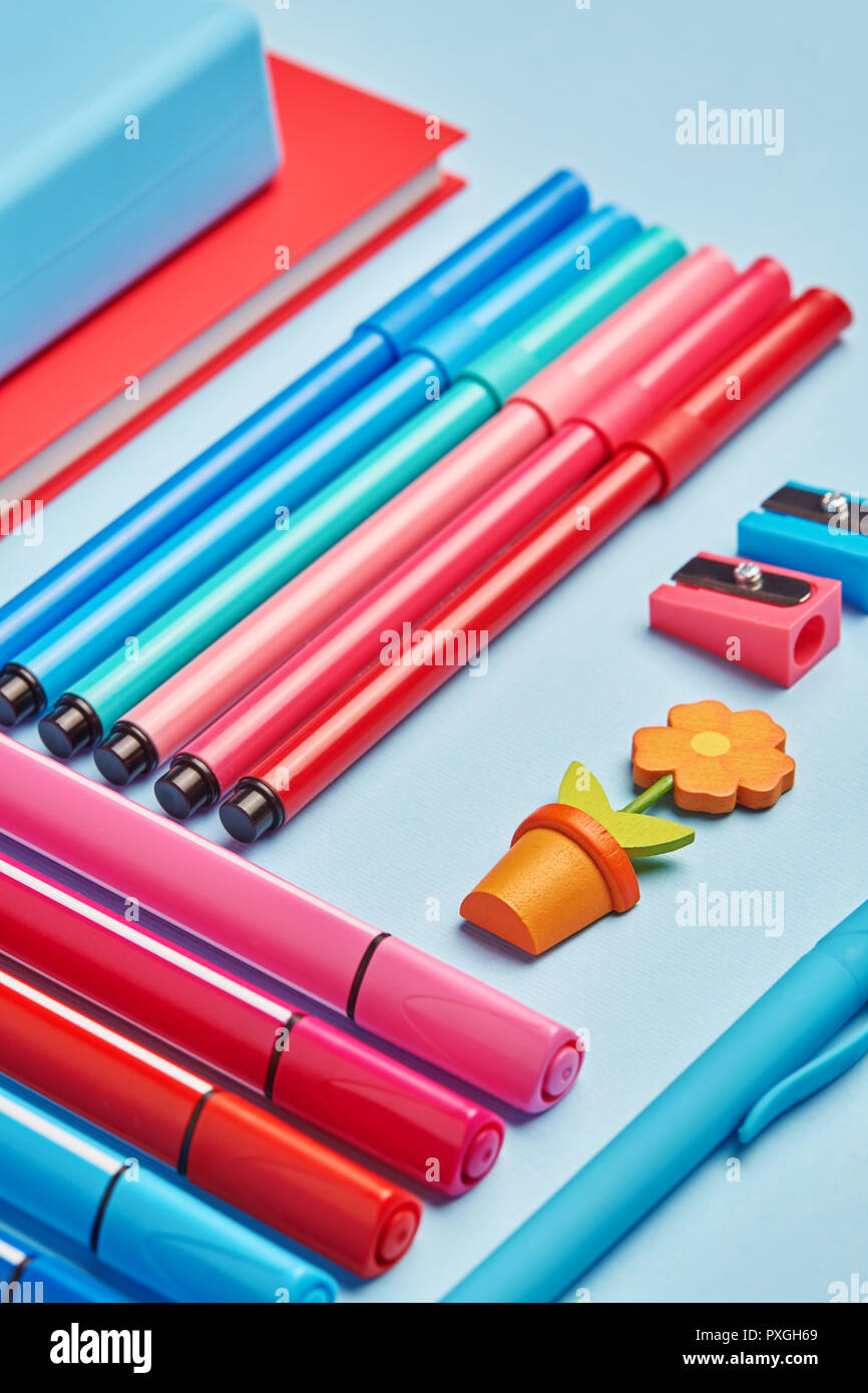 Schule Schreibwaren verteilen sich auf den Tisch. Stockfoto