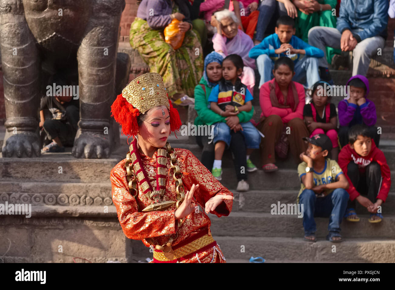 Eine Performance der klassischen Nepalesischer Tanz anlässlich der Nepalesischen Neues Jahr, bei Shiva-Parvati Tempel, Durbar Square, Kathmandu, Nepal Stockfoto
