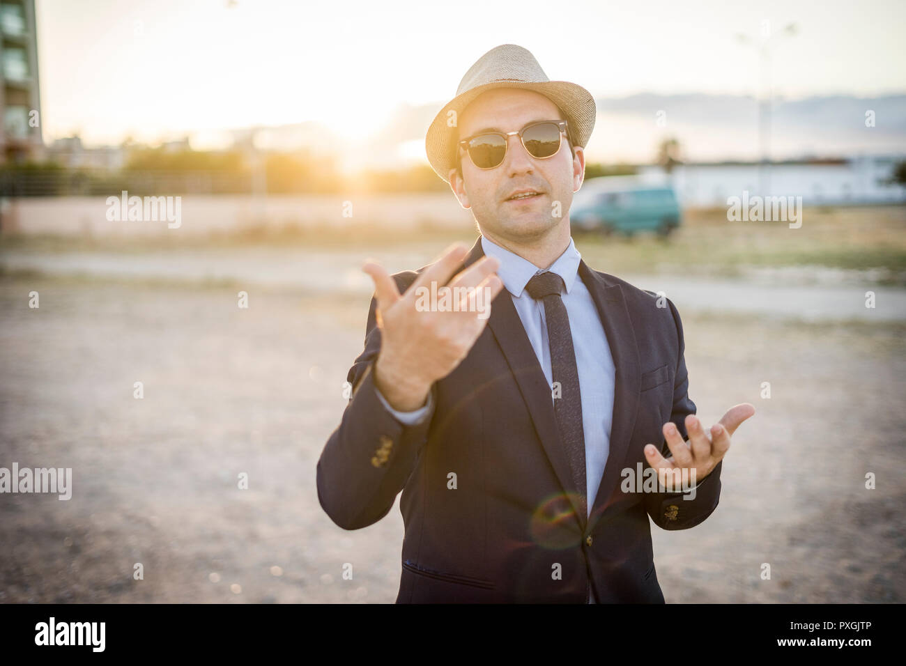 Lifestyle Portrait von Vintage suchen junger Mann in Anzug und Sonnenbrille bei Sonnenuntergang Stockfoto