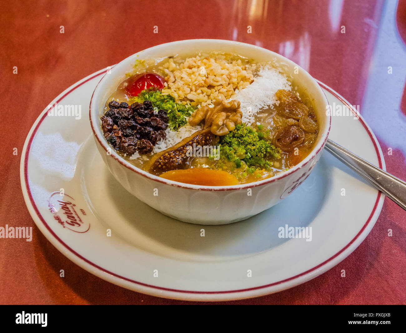 Istanbul, Türkei, 11. Oktober 2011: Ashure oder Noahs Pudding ist ein beliebter Nachtisch während des Ramadan. Stockfoto