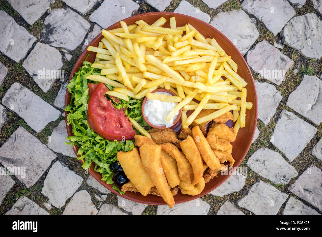 Berühmte choco Frito von Setubal. Und Tintenfisch gebraten mit Pommes Frites und Salat serviert. Stockfoto