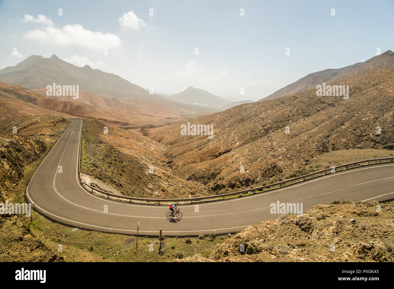 FUERTEVENTURA, Spanien - 1. MÄRZ 2018: Panoramablick auf kurvenreichen Straße und Radfahrer Sicht der Sicasumbre, Fuerteventura. Stockfoto