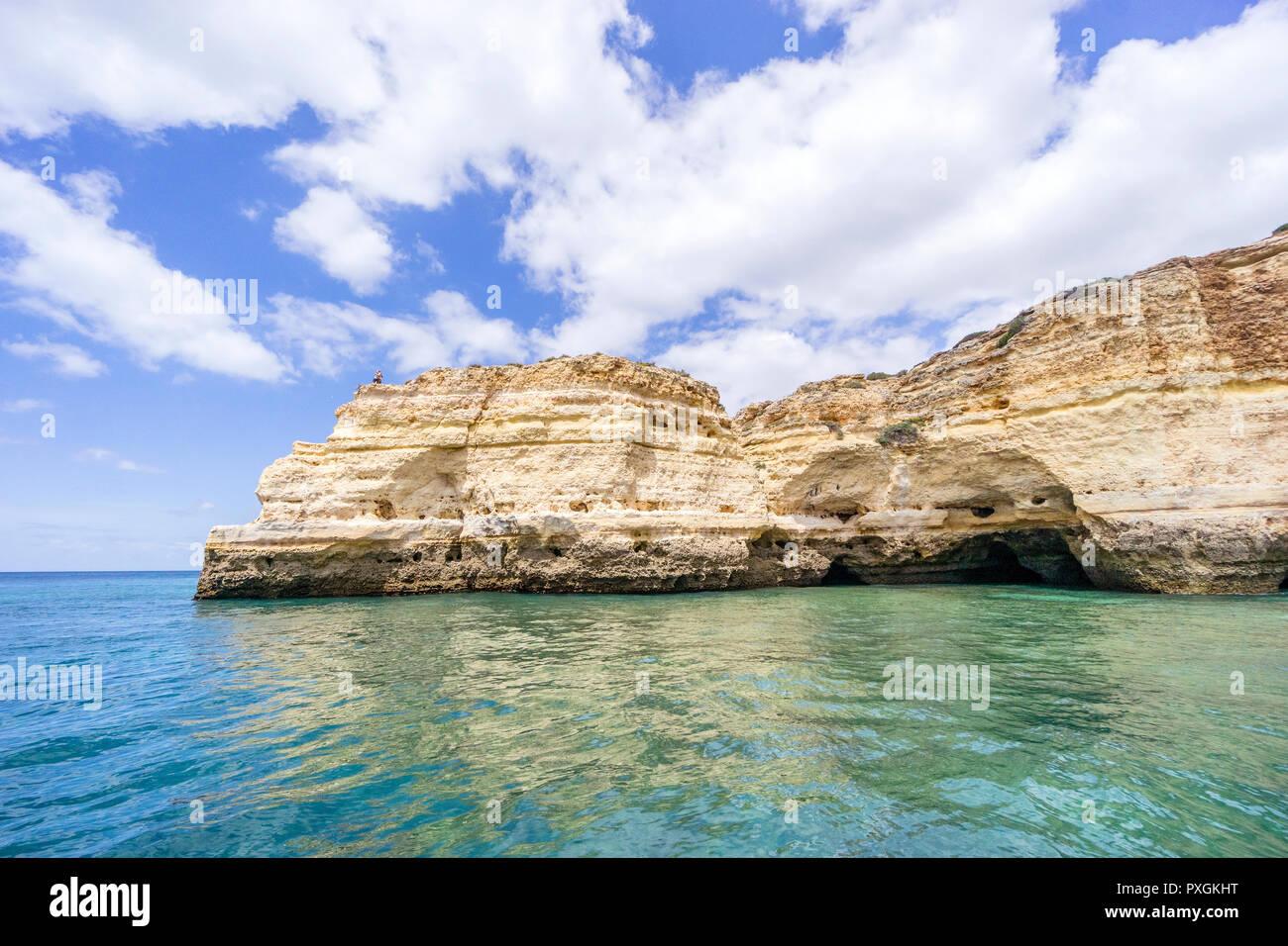 Erstaunliche höhlen Bildung auf der atlantischen Küste der Algarve aus dem Ozean getroffen, Portugal Stockfoto