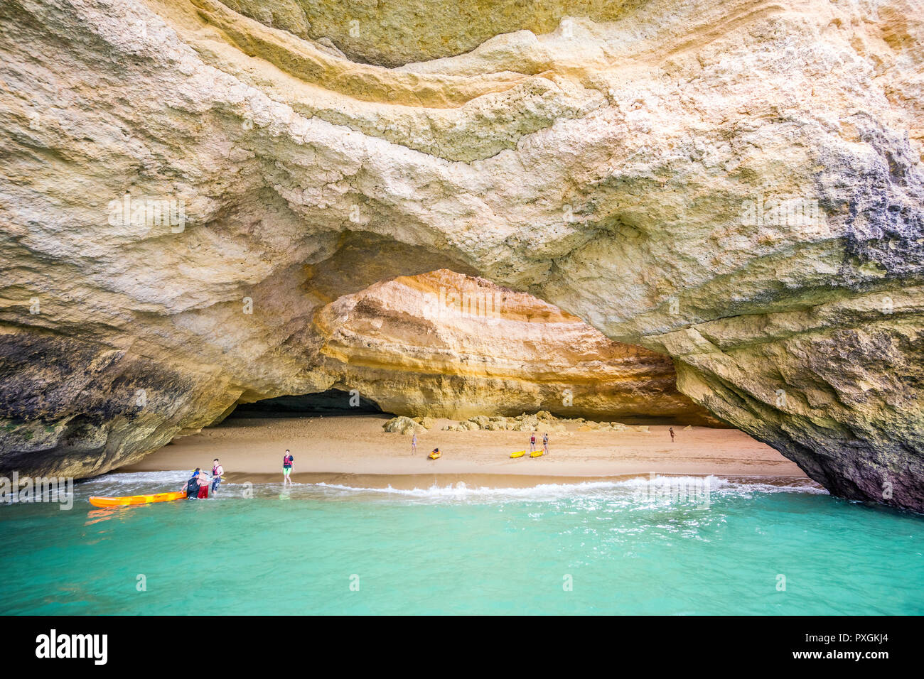 Touristische auf Kajaks genießen Sie herausragende Schönheit von Benagil Höhle, Algarve, Portugal Stockfoto