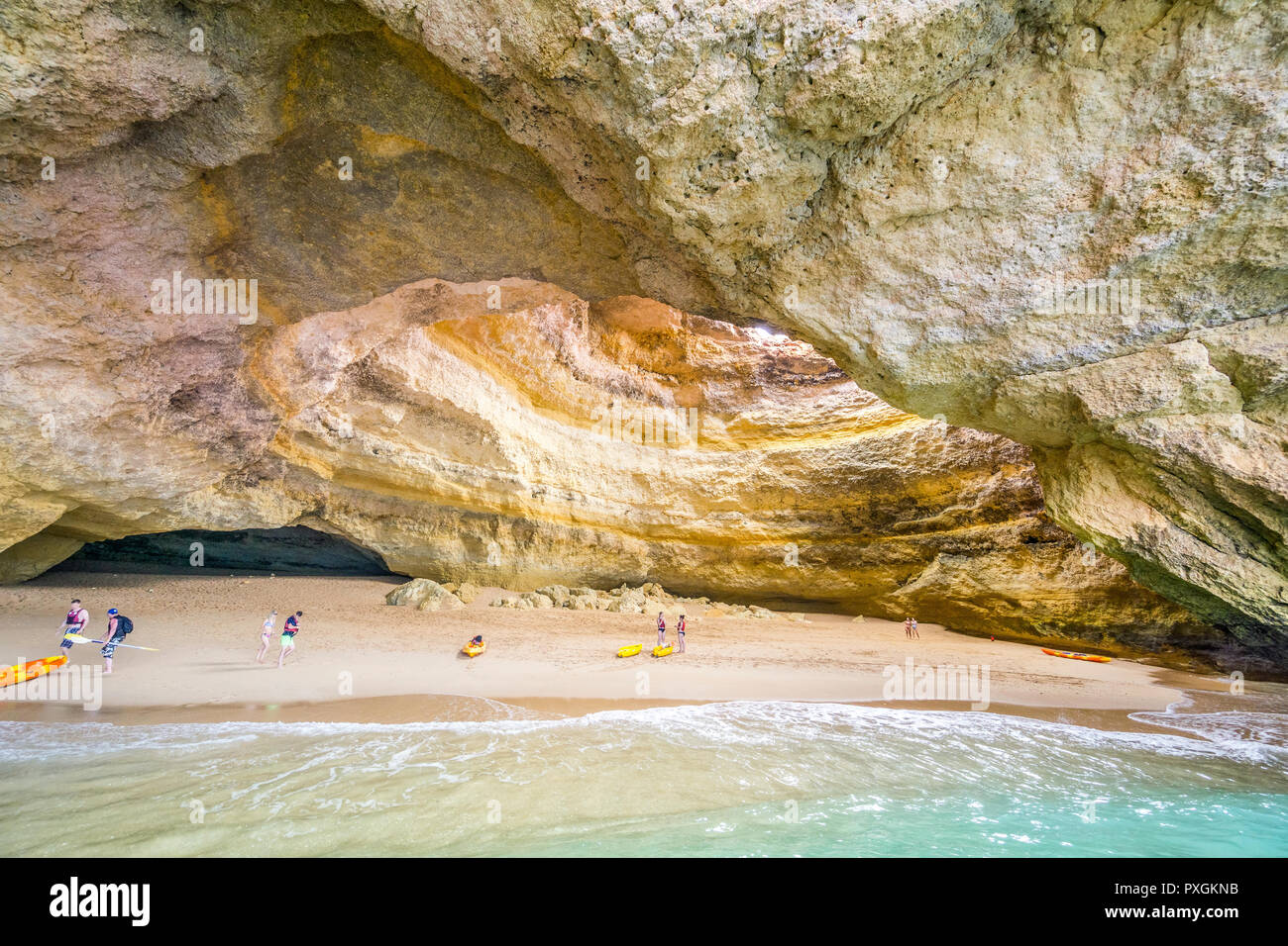 Touristische auf Kajaks genießen Sie herausragende Schönheit von Benagil Höhle, Algarve, Portugal Stockfoto