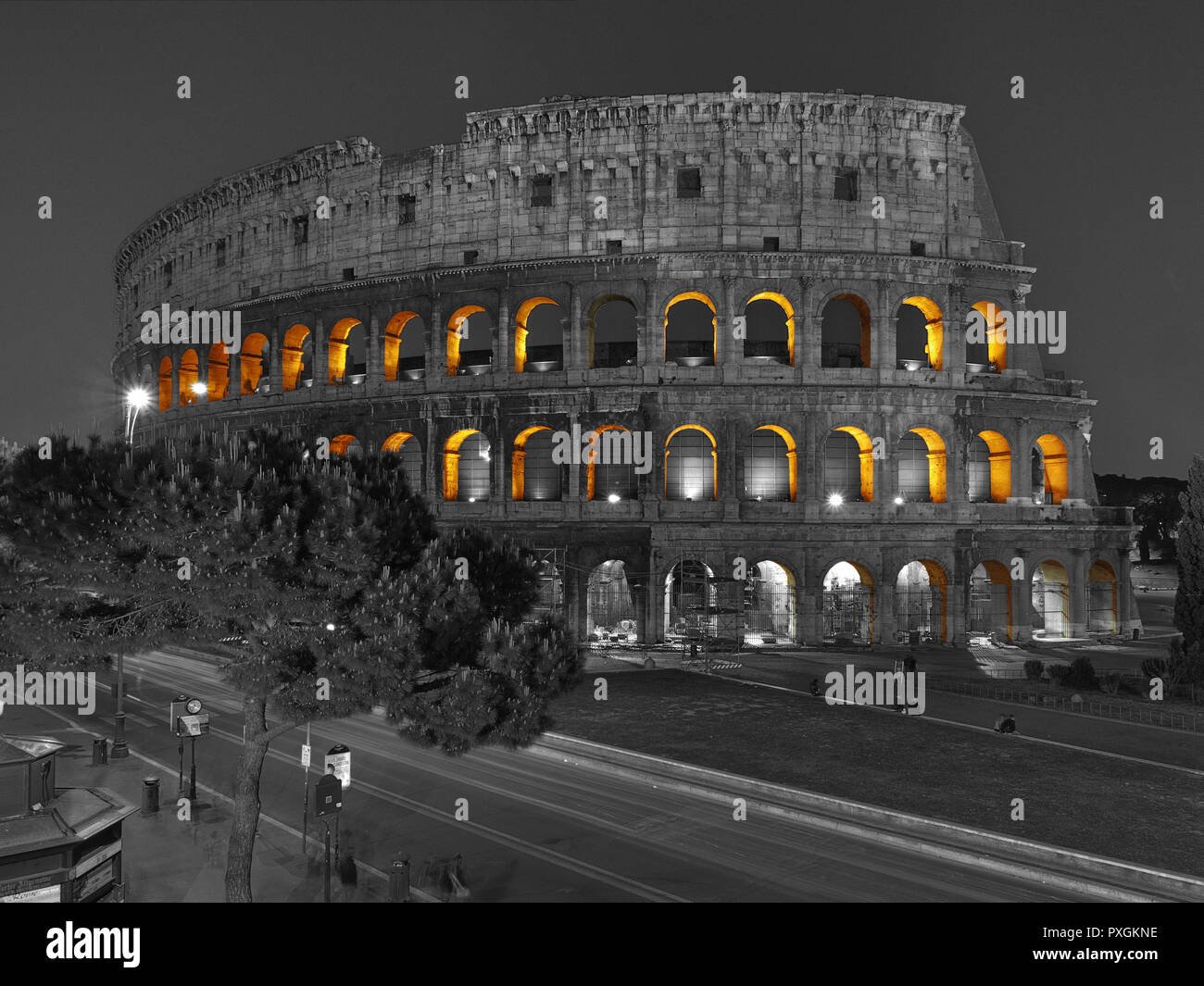 Blick auf Kolosseum bei Nacht. Rom, Italien Stockfoto