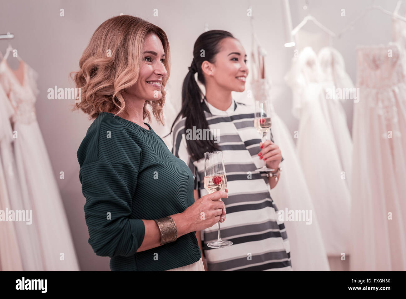 Positiv schöne Frauen Gläser mit Champagner Stockfoto