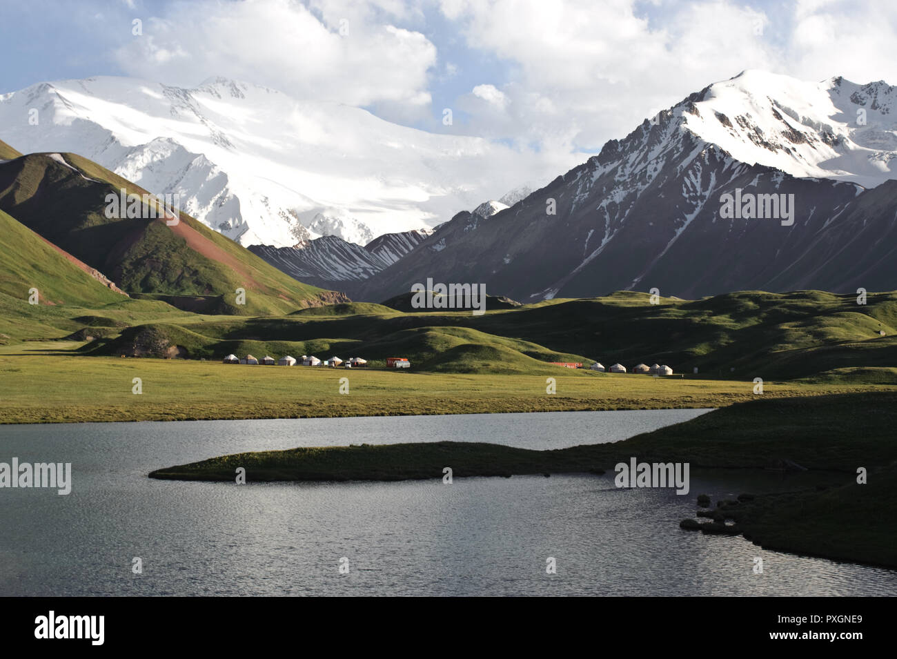 See Tolpur+peak Lenin (Pamir, Kirgistan). Touristischen jurtencamps sind im Hintergrund sichtbar. Stockfoto