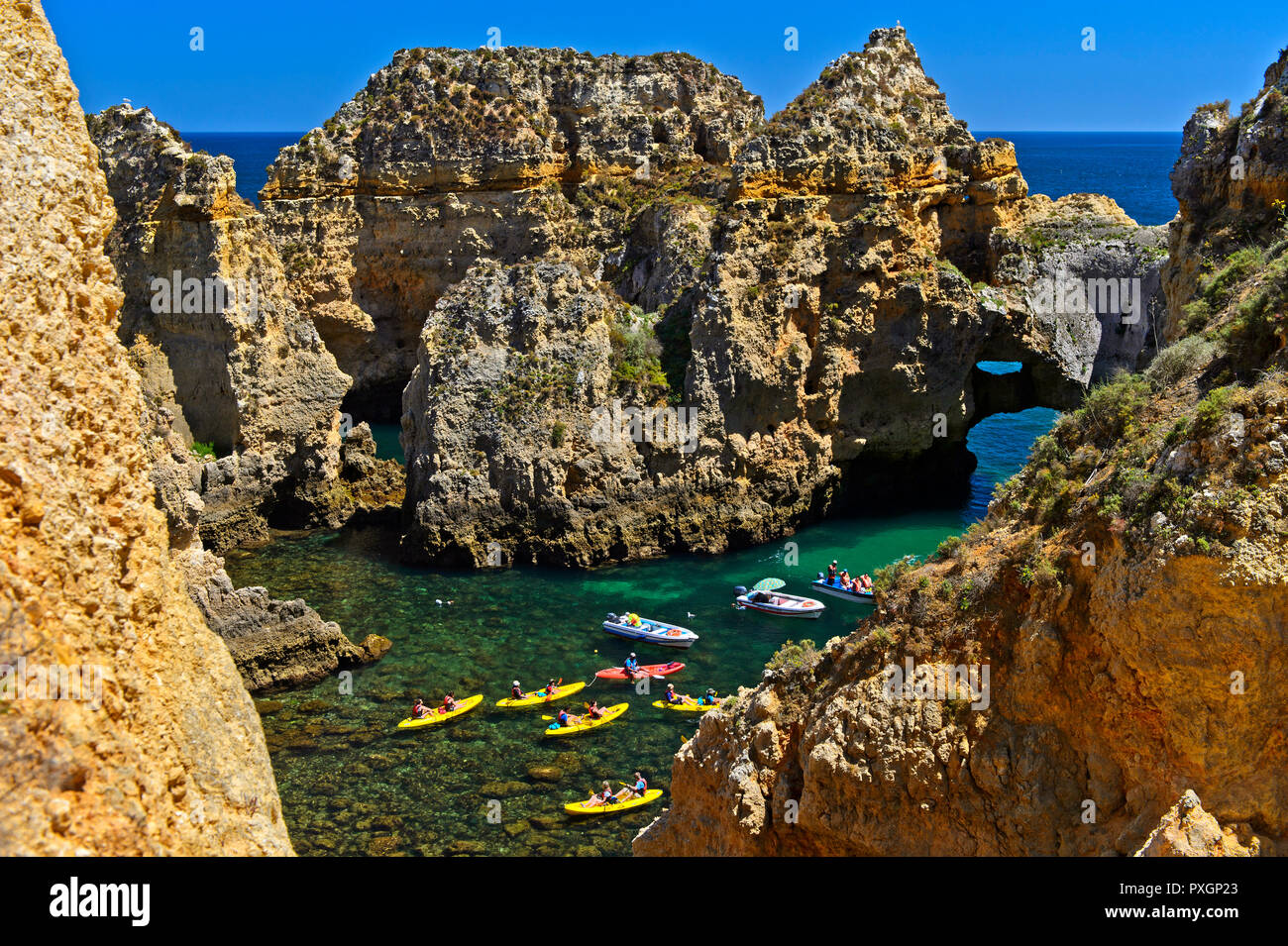 Kajakfahrer in die Felsen an der Camilo Strand, Praia do Camilo, Lagos, Algarve, Portugal Stockfoto