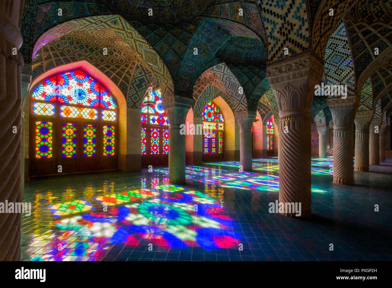 Die Nasir al-Mulk Moschee, (Nasir ol-molk Moschee) auch als Rosa Moschee bekannt ist ein traditionelles Moschee in Shiraz, Iran. Stockfoto