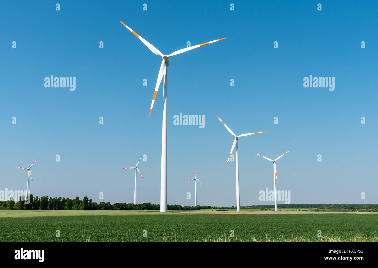 Windkraftanlagen vor einem strahlend blauen Himmel in Deutschland gesehen Stockfoto