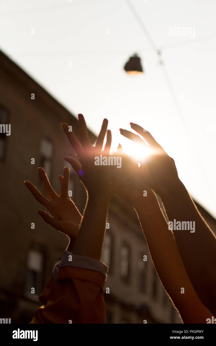 Weibliche hob die Hand beim Gehen Stockfoto