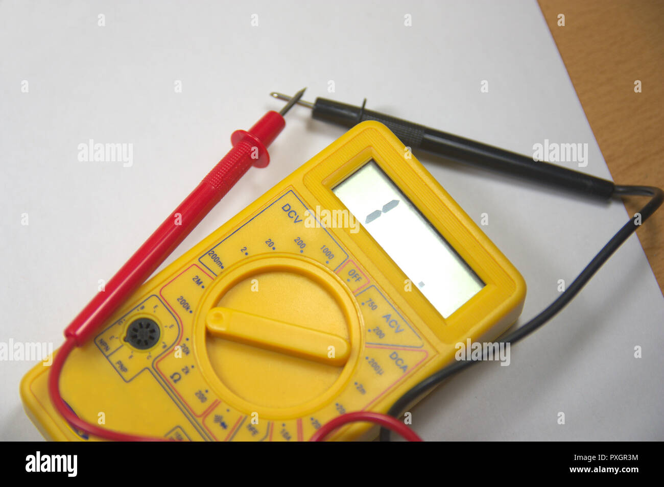 Close-up von oben auf ein digitales Multimeter mit den schwarzen und roten test Tipps Stockfoto