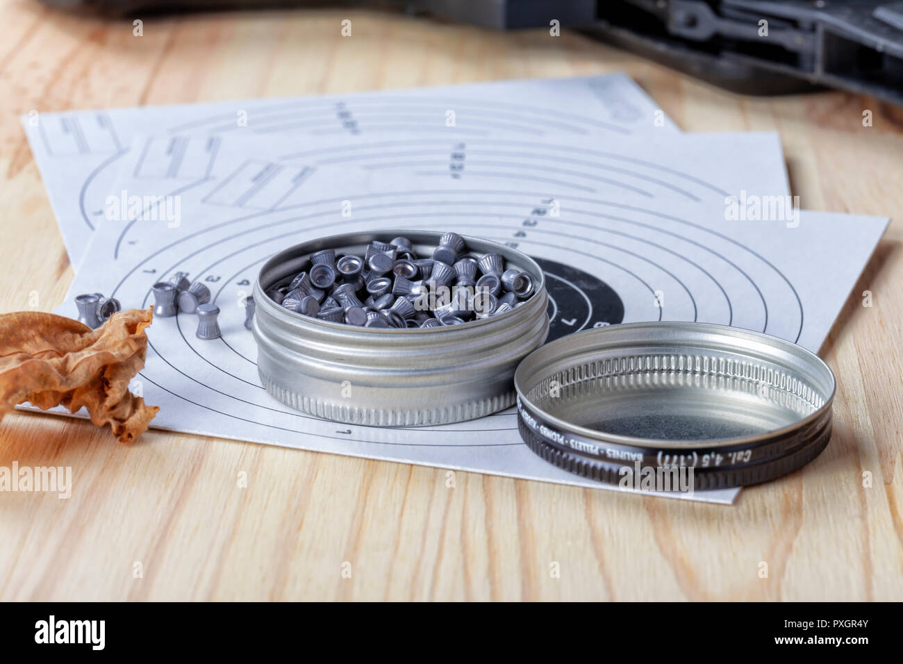 Eine Box mit Bleischrot für Gewehre auf Pappe Ziele. Stockfoto