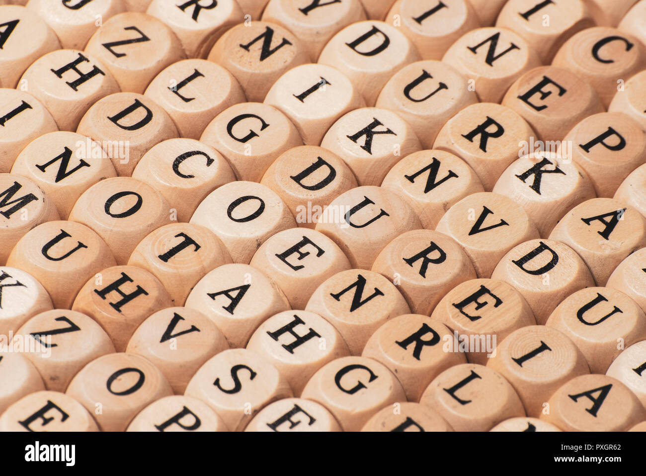 Hauptstadt Holzblock die Buchstaben A-Z Alphabet in Holzkiste auf hölzernen Hintergrund einstellen Stockfoto
