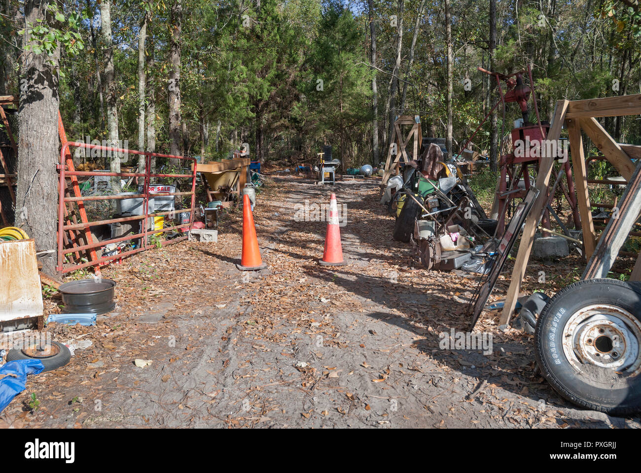 Schrottplatz neben einem Highway in North Central Florida. Stockfoto