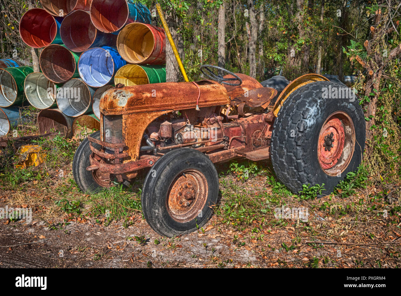 Schrottplatz neben einem Highway in North Central Florida. Stockfoto