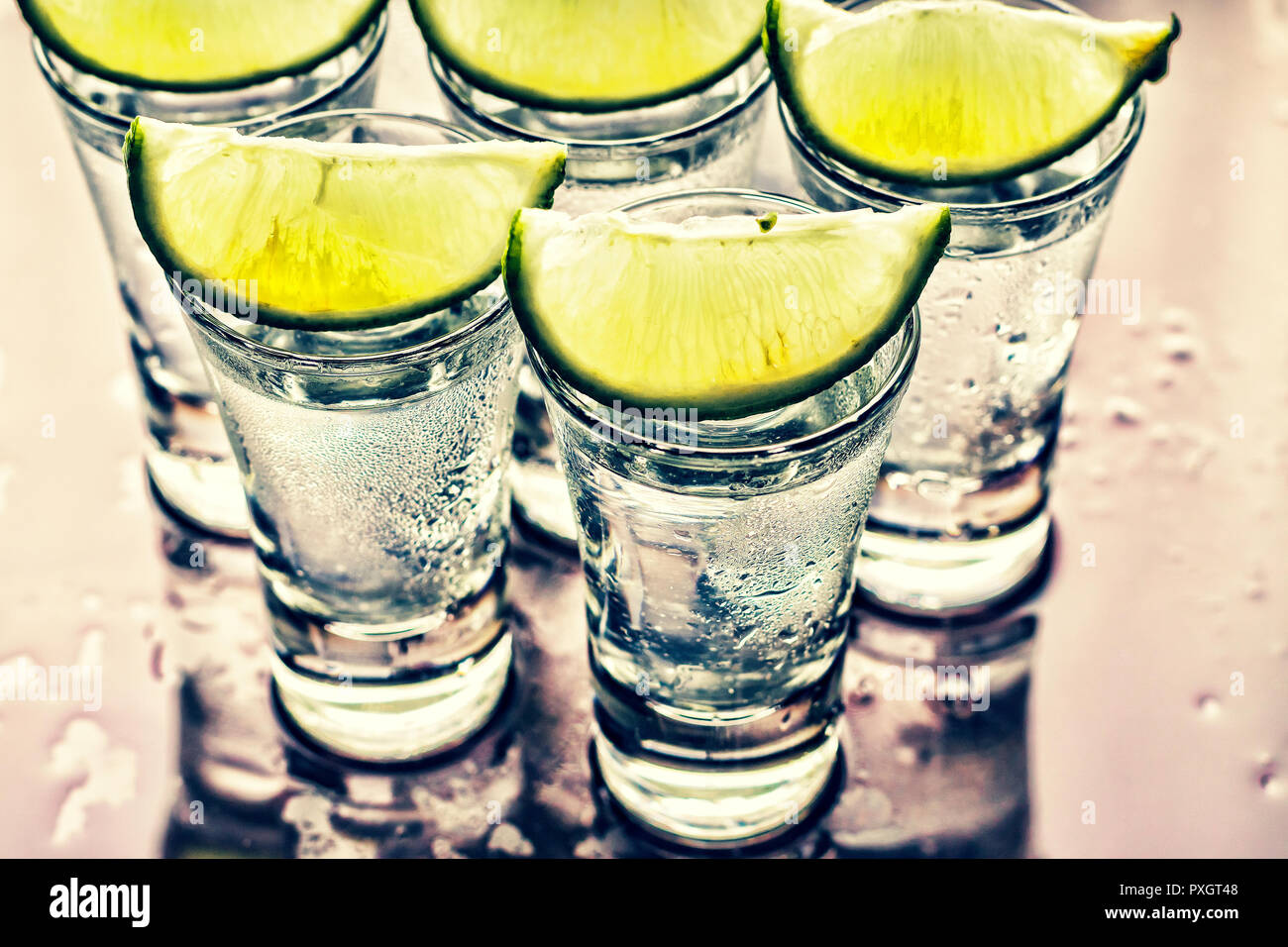 Alkohol. Caipirinha, Gläser Silber und Gold tequila mit Kalk in eine