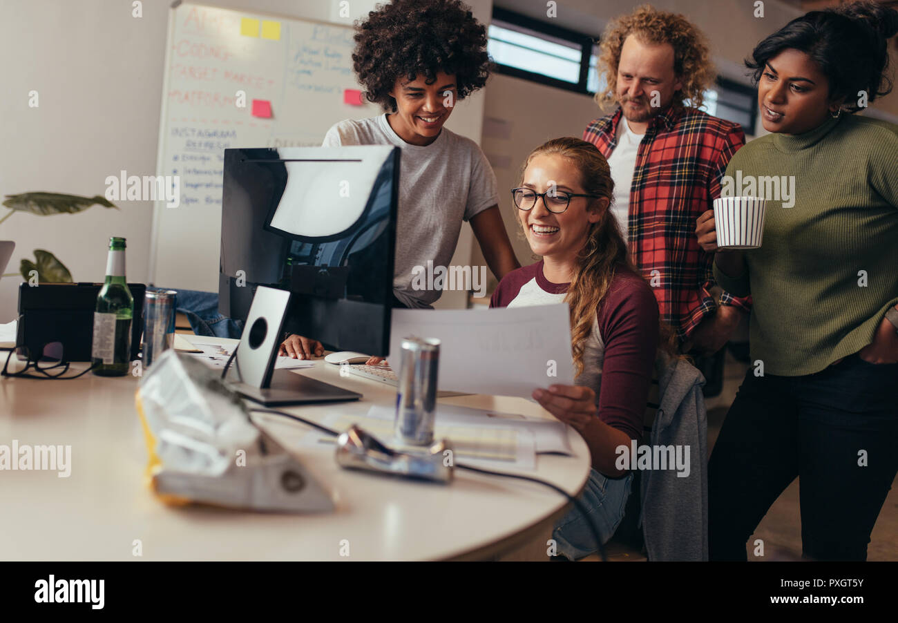 Software Ingenieure zusammen, die am Projekt am tech Start. Gruppe von Programmierern arbeiten gemeinsam an neuen Codes für eine Software zu entwickeln. Stockfoto