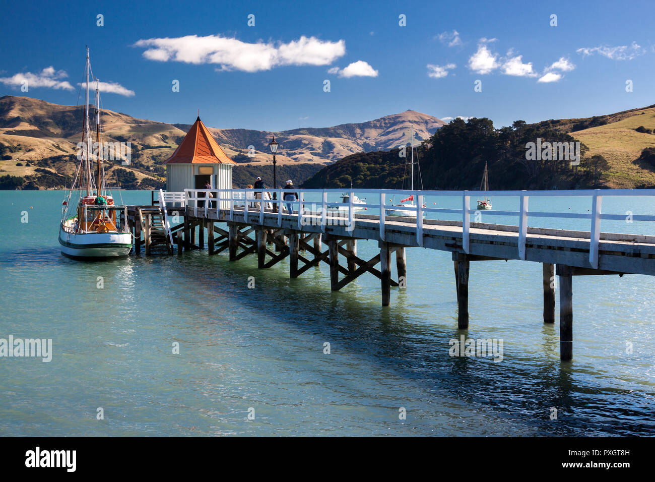 Hafen von Akaroa, Akaroa Stadt mit klaren Himmel, Südinsel, Neuseeland. Stockfoto