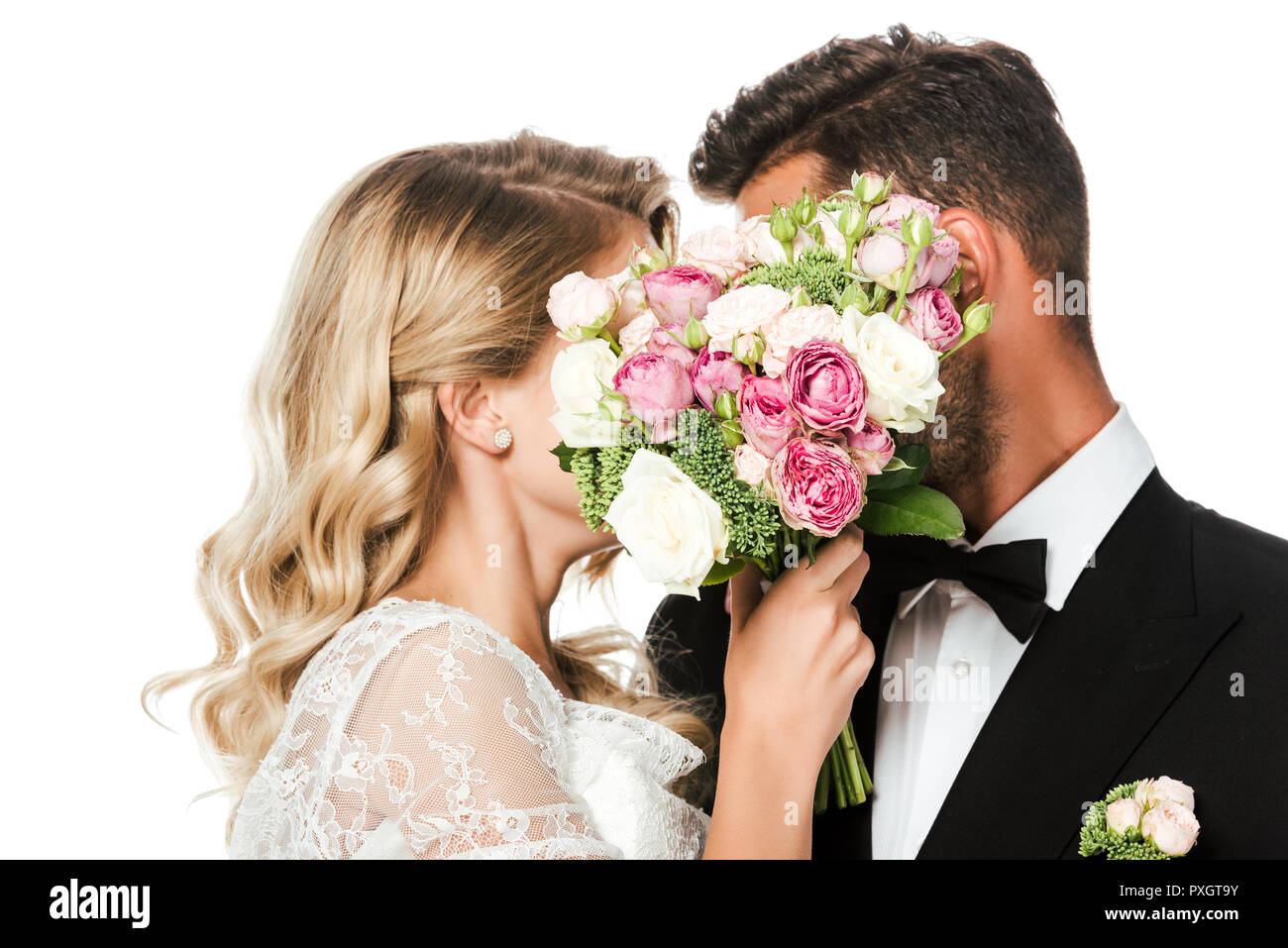 Junge Braut und Bräutigam, die Gesichter mit Brautstrauß isoliert auf weißem Stockfoto