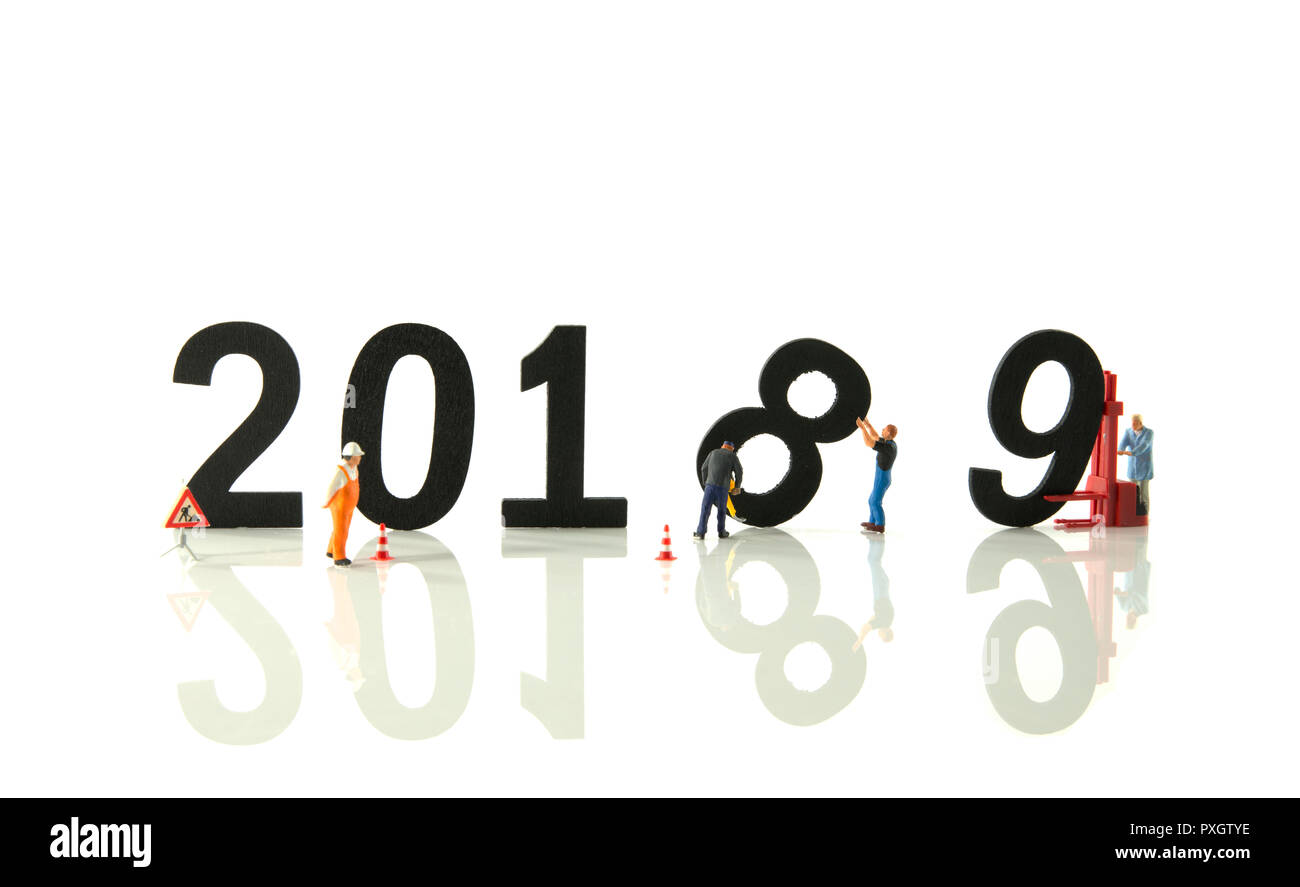Miniatur Figuren Puppen working man beschäftigt sich mit dem Formular "Change" 2018 bis 2019 Stockfoto
