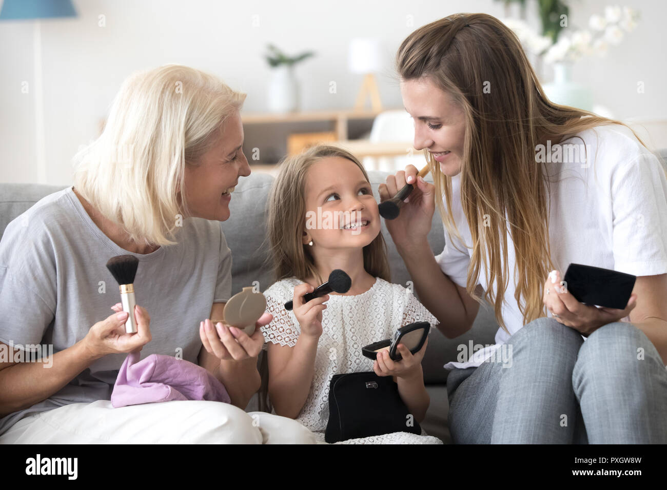 Drei Generationen von Frauen viel Spaß zu Hause zusammen Stockfoto