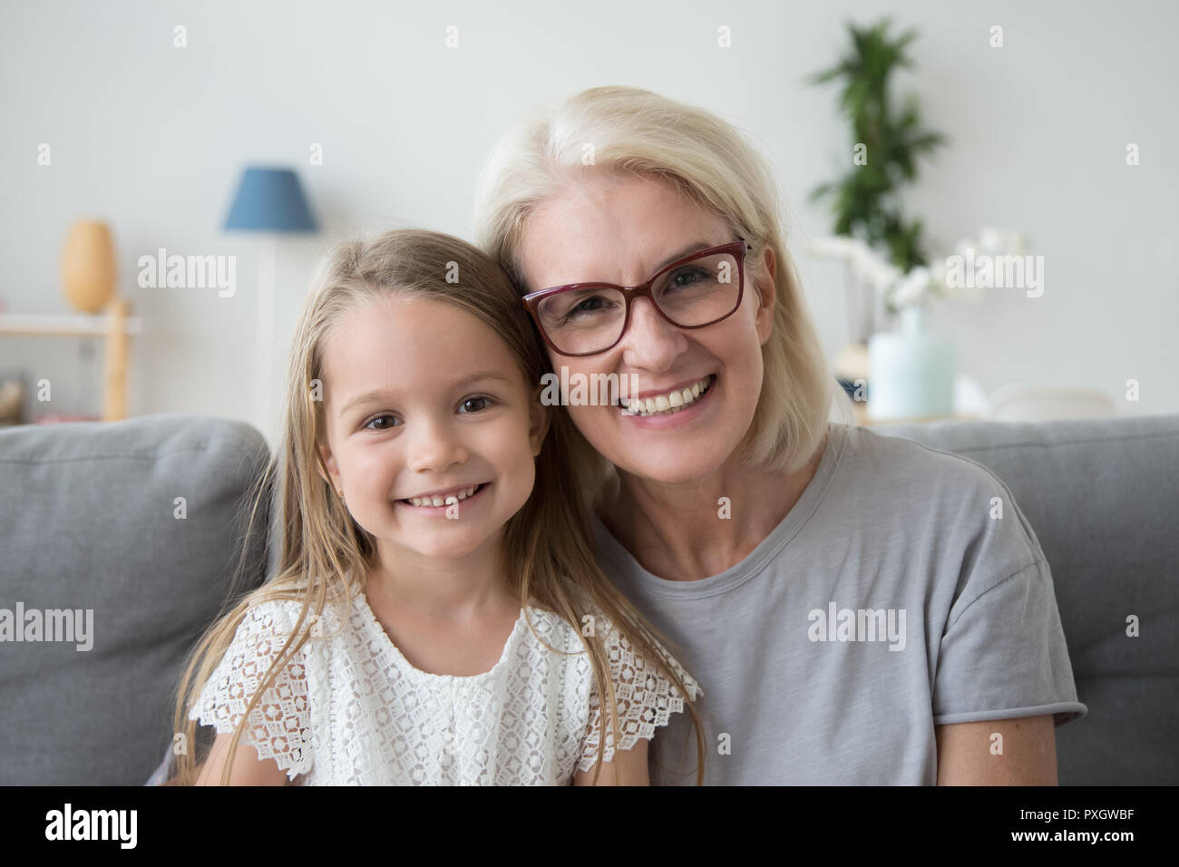 Portrait von lächelnden Oma und Enkelin Ausgabe Zeit toge Stockfoto