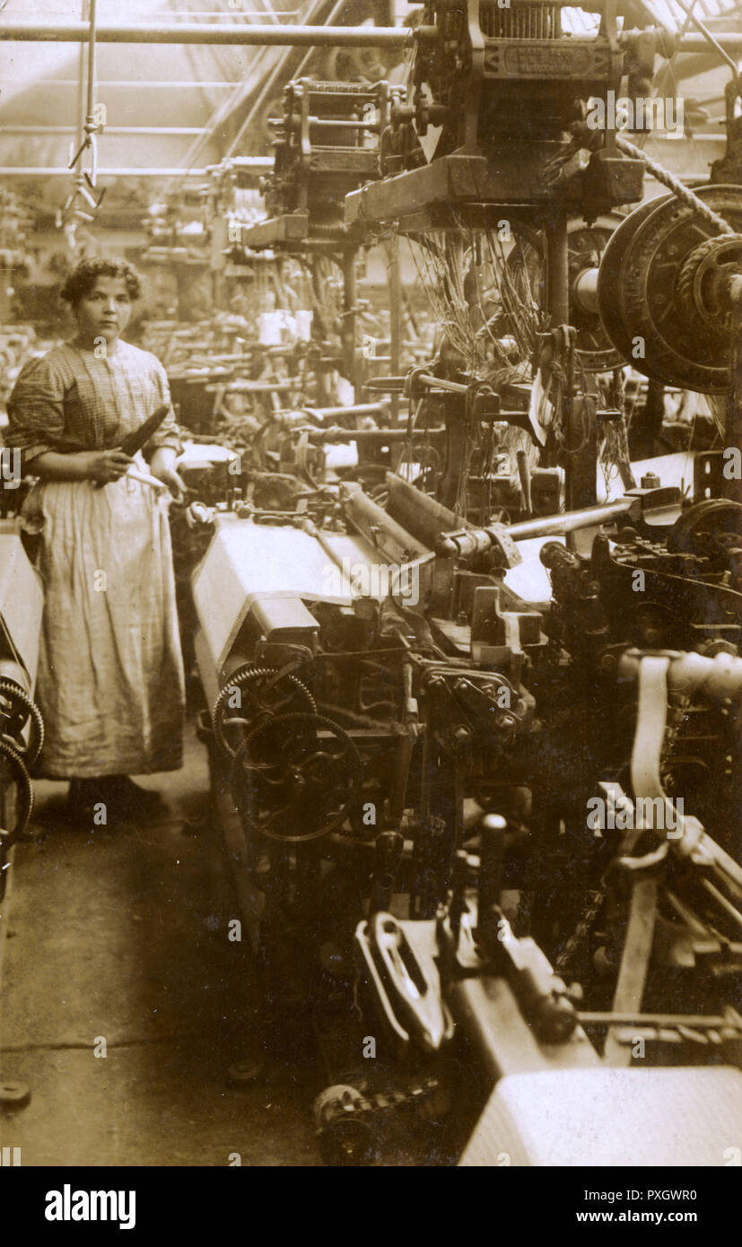 Lancashire, England - Textilindustrie Cotton Mill worker und Webstühle. Datum: ca. 1905 Stockfoto