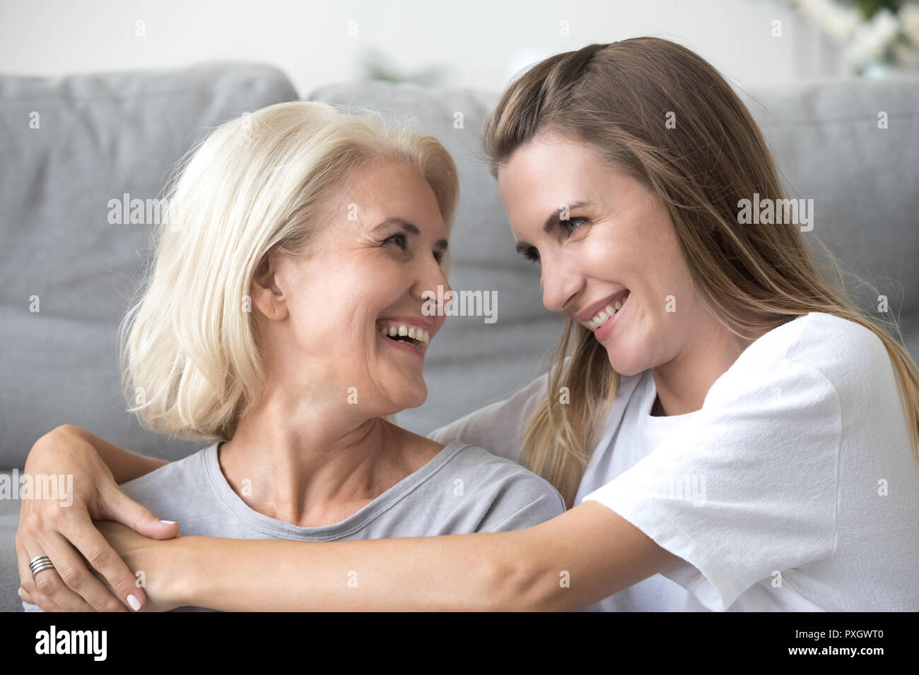 Gerne älteren Mutter und erwachsene Tochter zu Hause umarmen Stockfoto