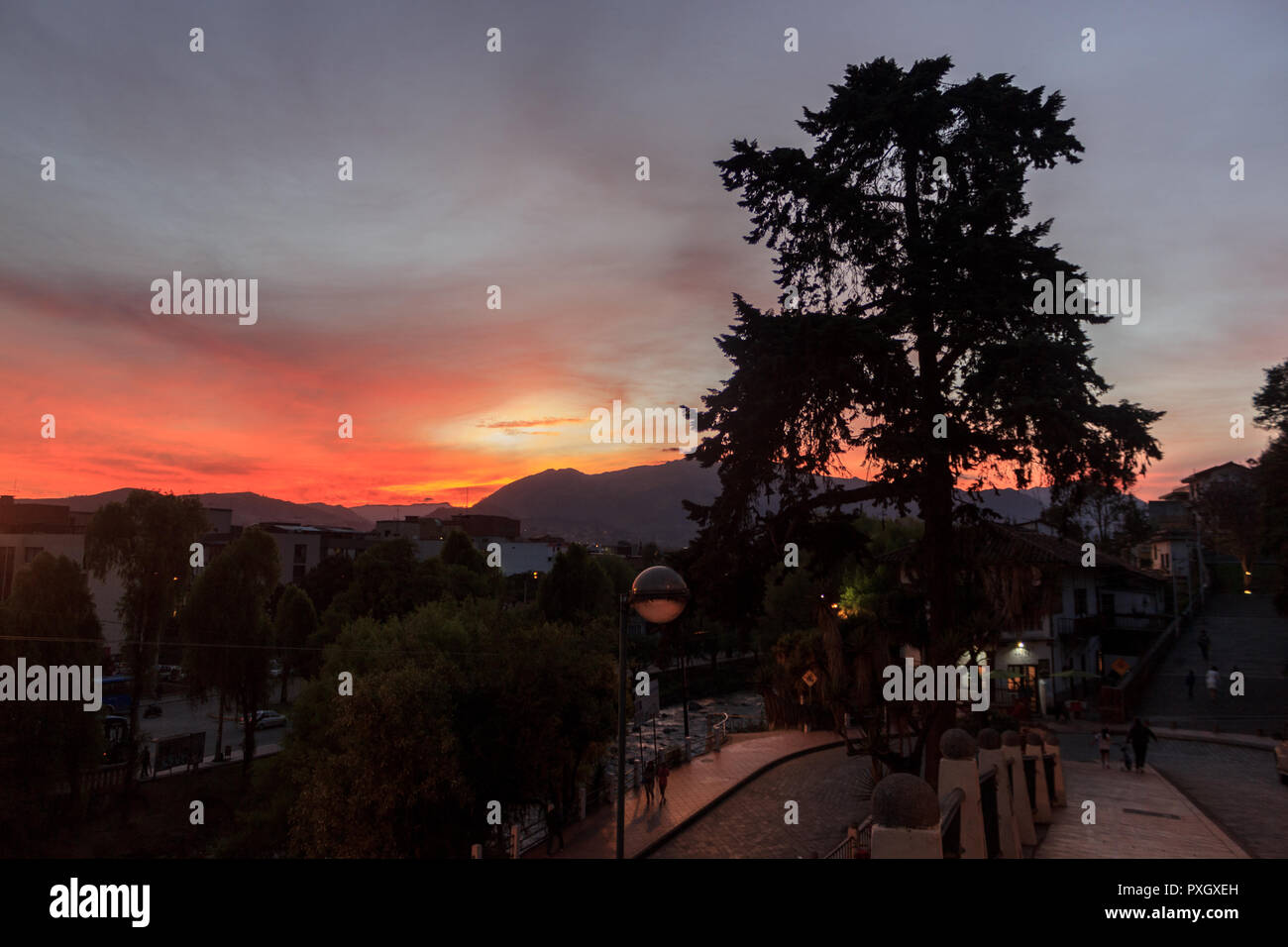 Roter Sonnenuntergang Beleuchtung der Himmel in Cuenca, Ecuador Stockfoto