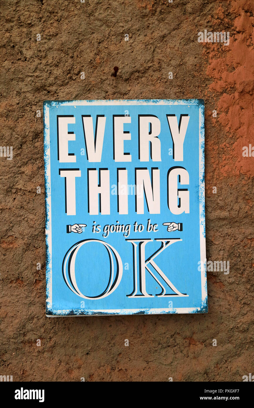 Positive Zitat alles wird OK auf der blauen Platte hängen auf der groben braunen Wand zu sein Stockfoto