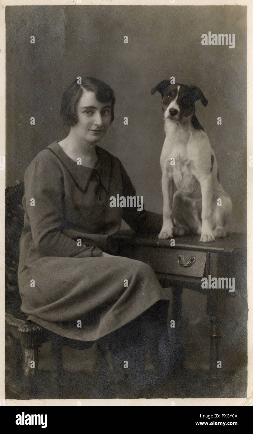 Eine Dame und ihr Hund posieren für ein Studioporträt Stockfoto