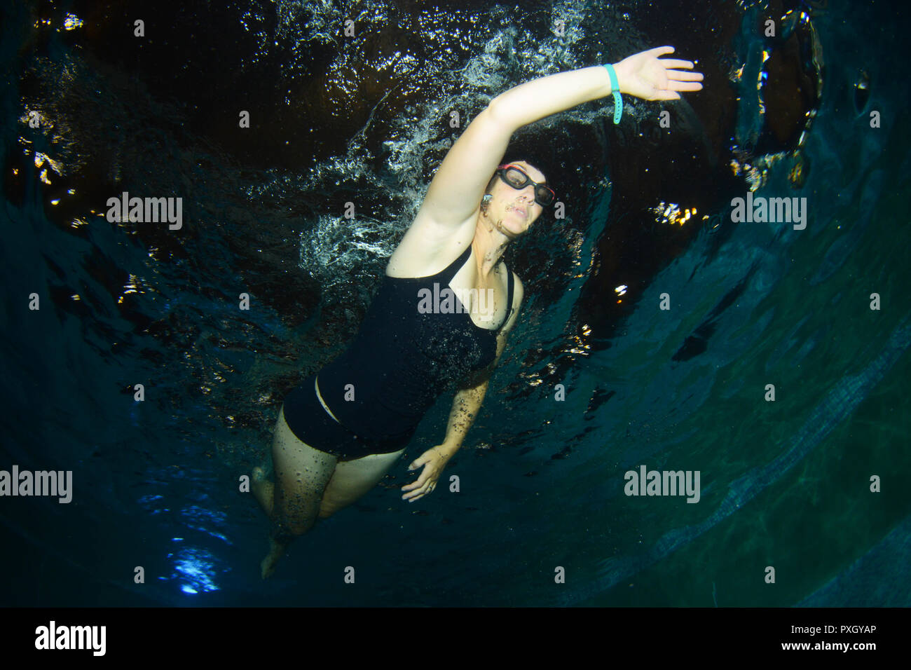 Unterwasser Foto eines weiblichen Schwimmer Ausbildung am Abend Stockfoto