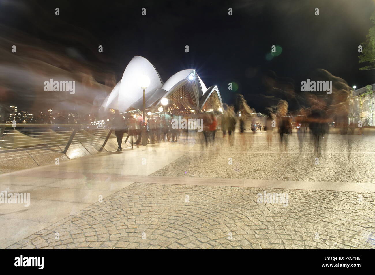 Passanten. Sydney Opera House und die vielen Touristen, dass es jede Nacht besuchen. Stockfoto