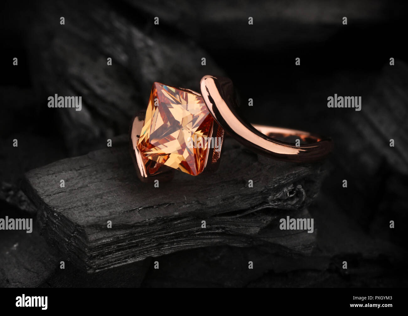 Schmuck Ring mit Big Topas Edelstein auf dunklen Kohle Hintergrund Stockfoto