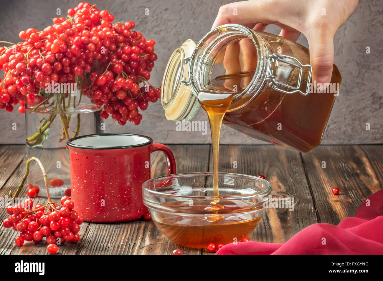 Noch immer leben Beeren eines Viburnum in ein Glas und Becher mit ...