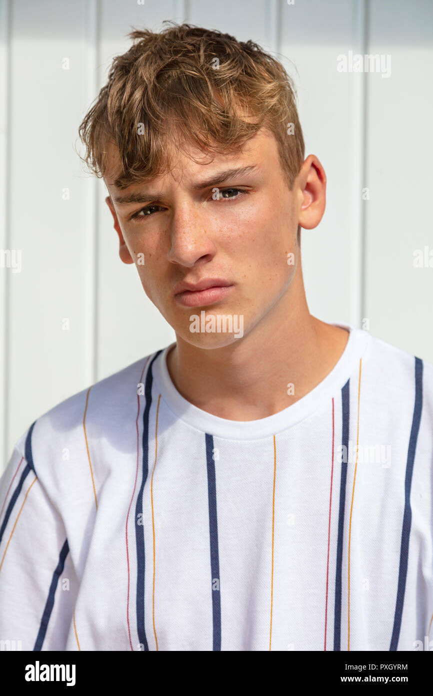 Junge Erwachsene männliche junge Teenager Blondine im Sommer Sonnenschein Stockfoto
