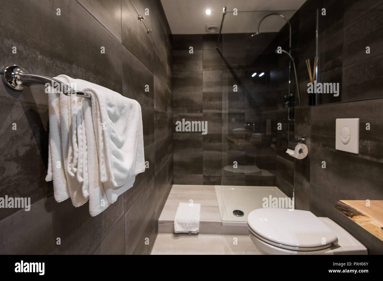Modernes Bad Interieur. Handtücher auf einem Kleiderbügel Stockfoto