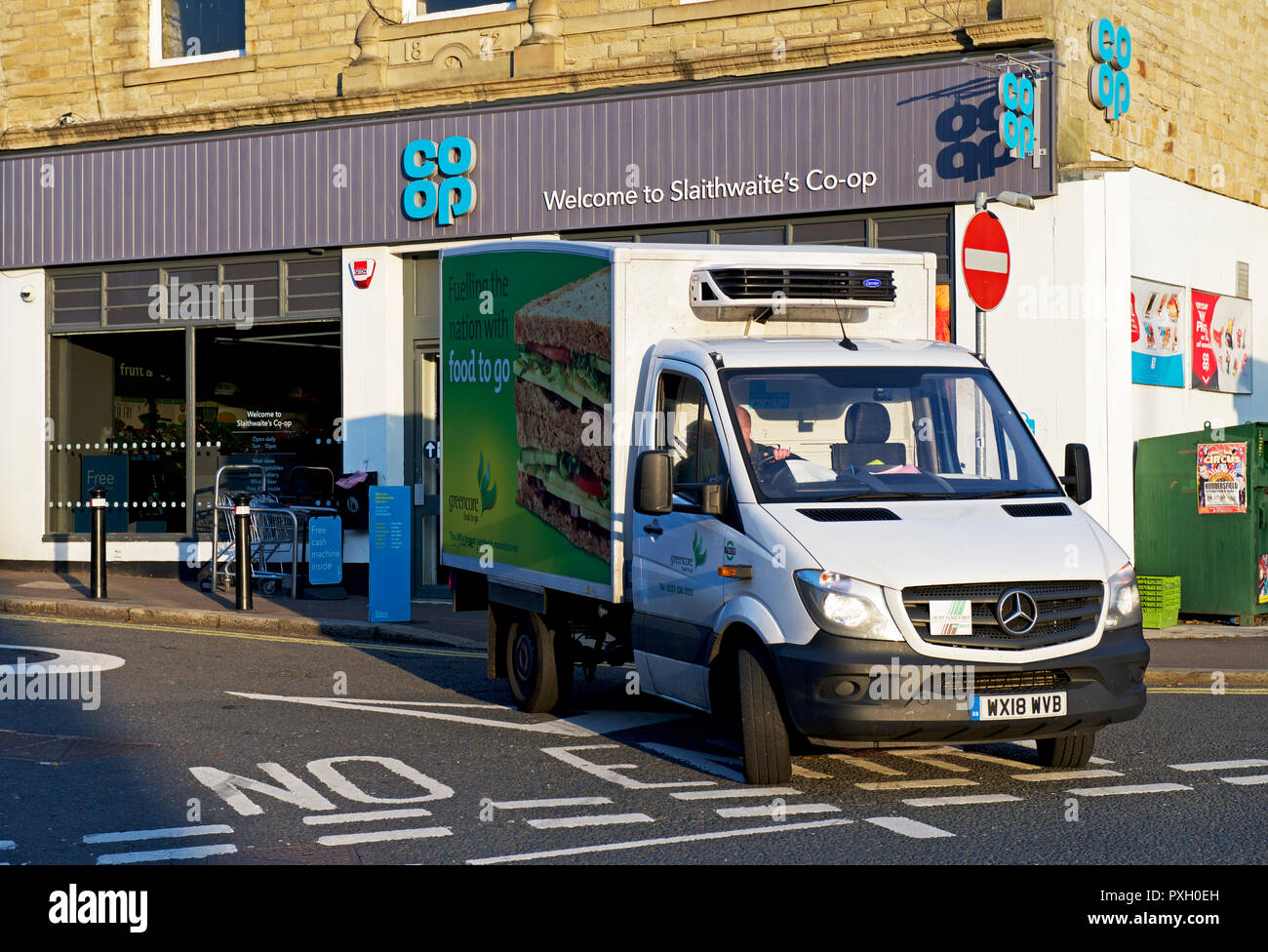 Supermarkt Lieferwagen, und Co-op-store, Slaithwaite, West Yorkshire, England, Großbritannien Stockfoto