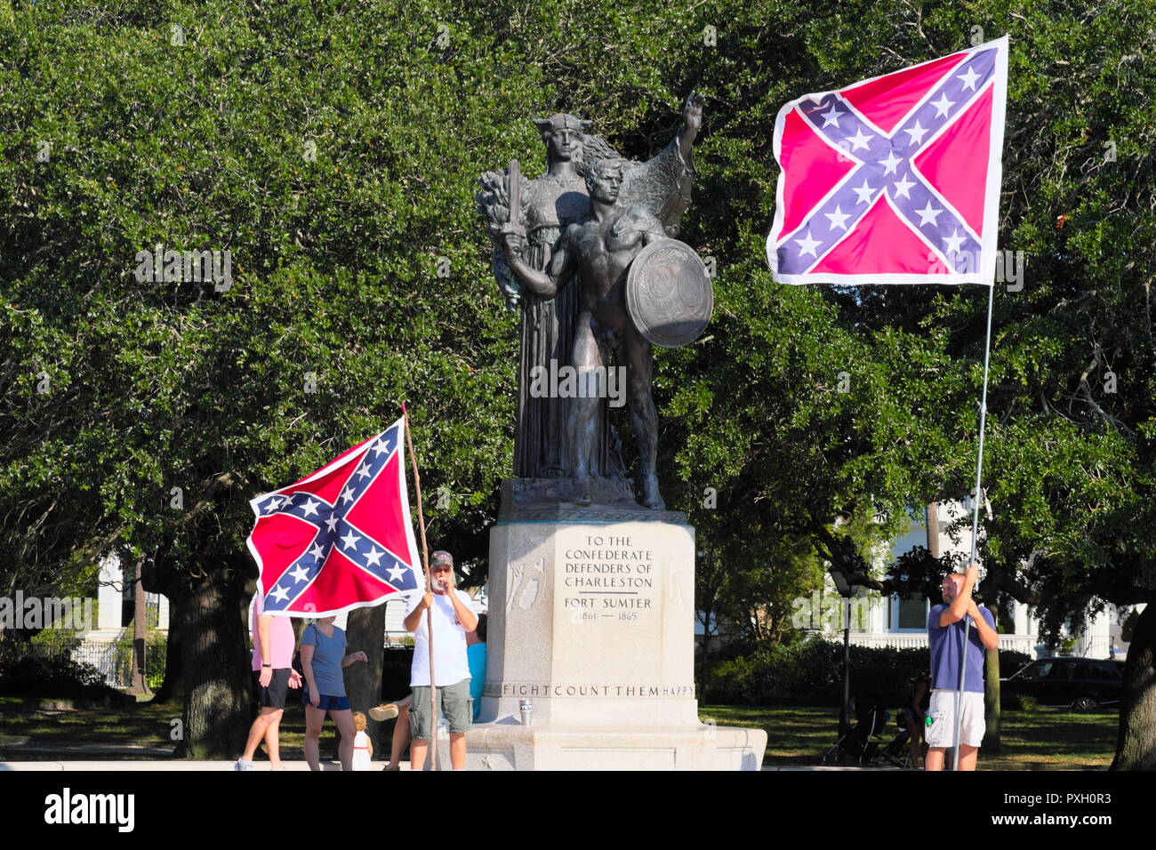 Heritage Party Flying Confederate Battle Flag in der Konföderierten Denkmal auf historischen Battery in Charleston, SC, wo 1861-1865 Amerikanischer Bürgerkrieg begann Stockfoto