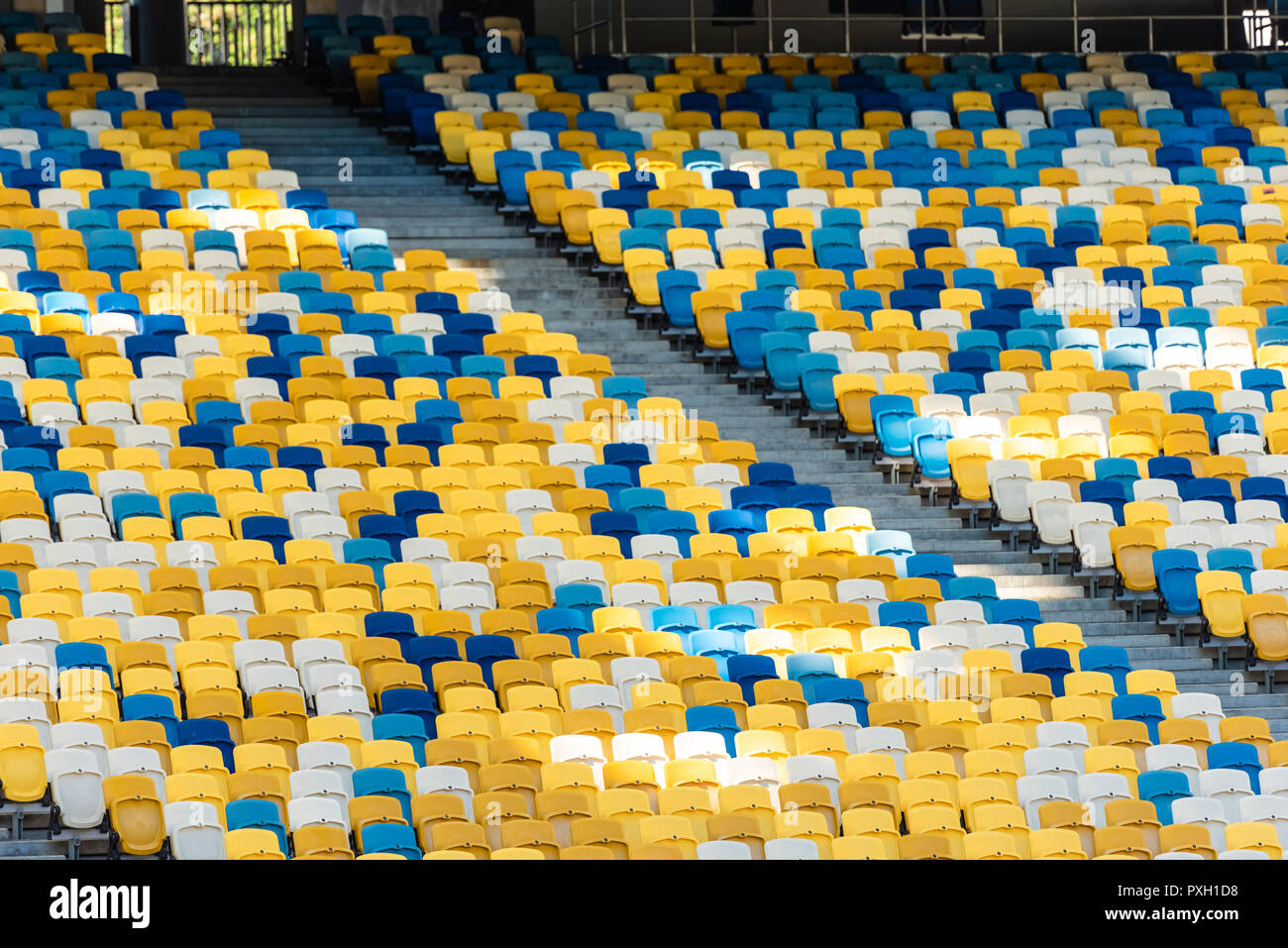 Leere bunte Stadion Tribünen mit Treppe Stockfoto