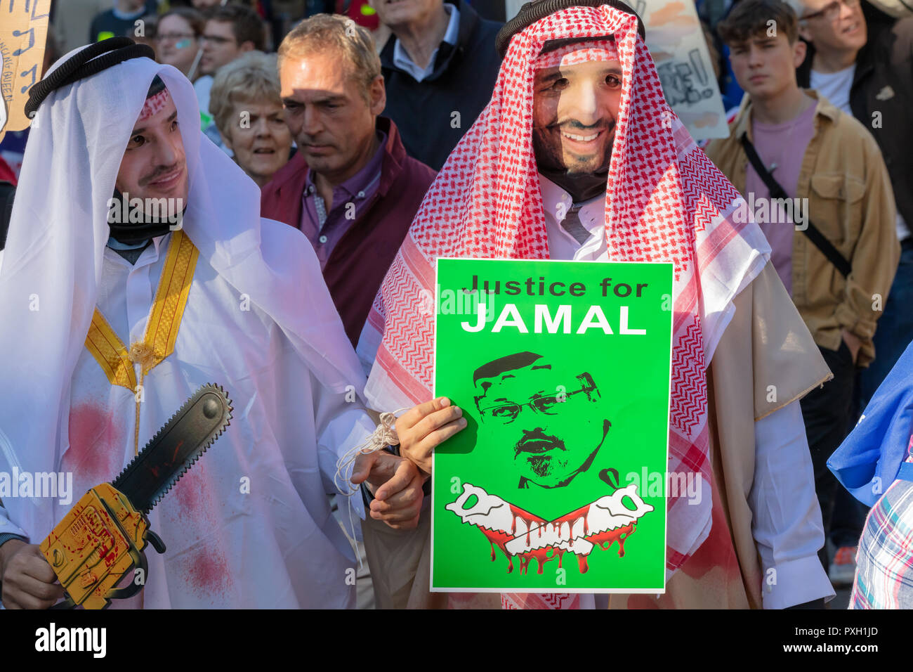 Whitehall, London, England, 20. Oktober 2018; zwei Männer mit Gesichtsmasken und im Nahen und Mittleren Osten Kleidung demonstrieren gegen die Tötung von Jamal Khashoggi Stockfoto